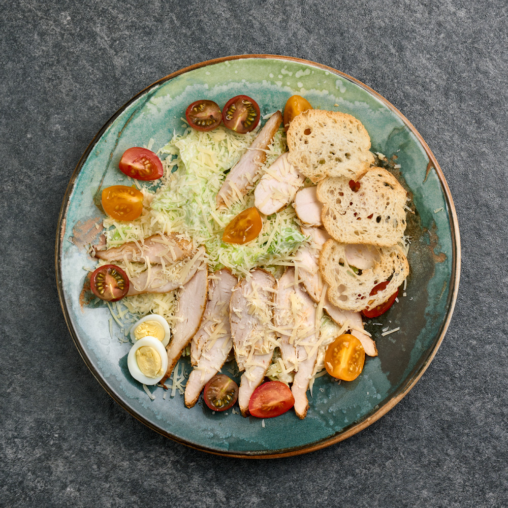 Салат в стиле Цезарь с запеченой куриной грудкой